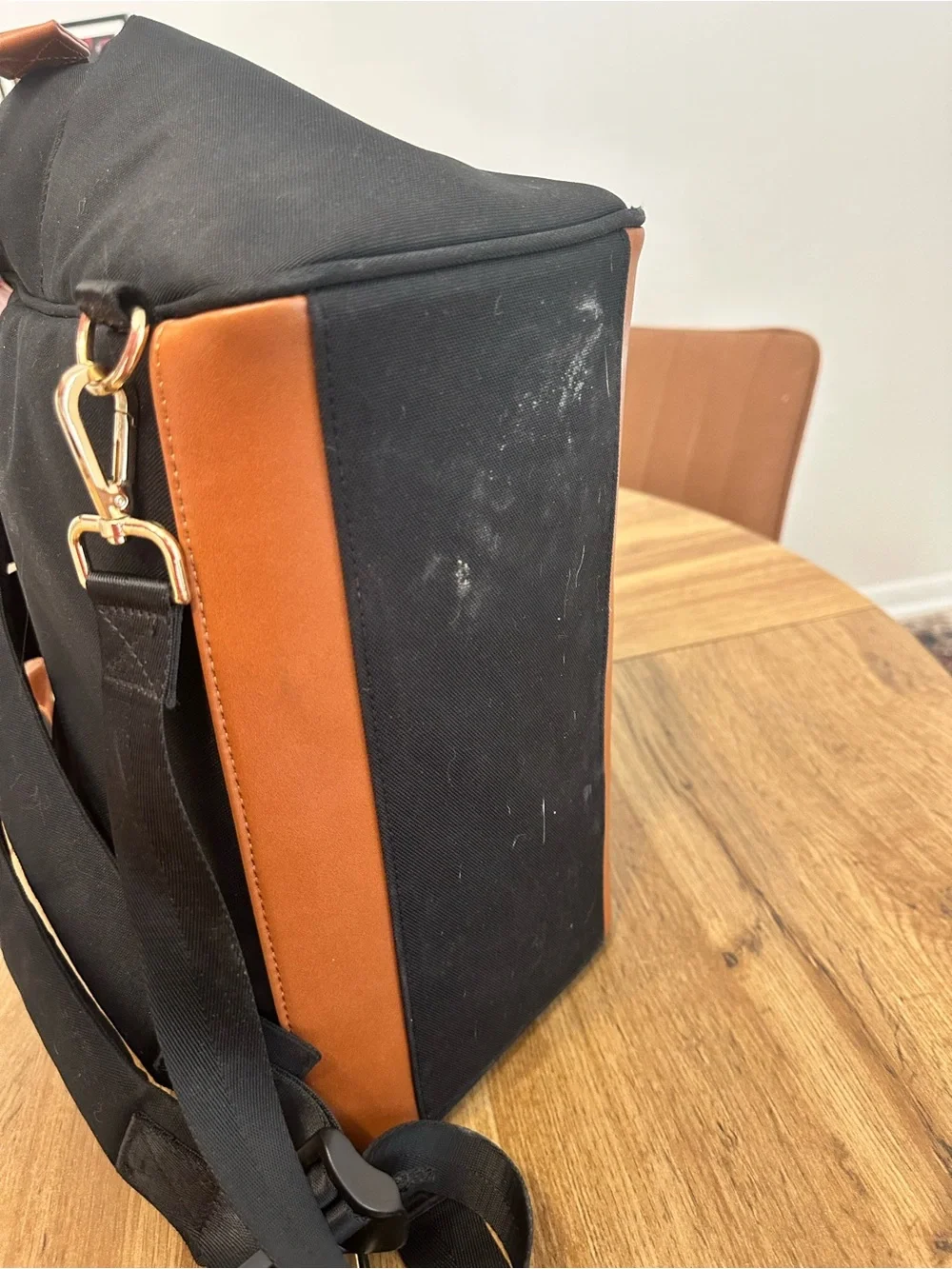 Maevn black canvas